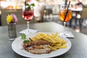 Hausgemachtes Cordon Bleu mit knackigen Pommes als Beilage