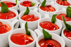 Verführerische Vorspeise mit frischen Erdbeeren und Erdbeermus