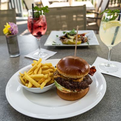 Hamburger mit Pommes und spritzigem Getränk