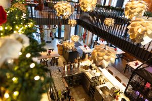 Vogelperspektive auf die Bar und den unteren Gastraum durch moderne Designerleuchten.