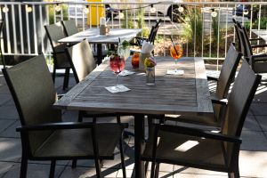 Spritzige Aperitifs serviert auf der sonnigen Terrasse