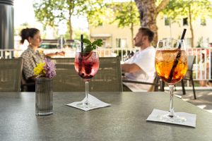 Spritzige Aperitifs serviert auf der sonnigen Terrasse